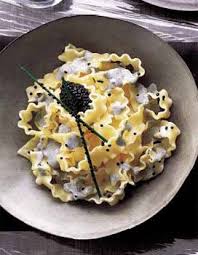Pates A L Avruga Et A L Encre De Seiche Pour 4 Personnes Recettes Elle A Table Recette Alimentation Recettes De Cuisine Pate Au Beurre