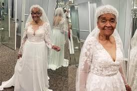 Gli abiti da sposa 2019, dalle bridal fashion week internazionali ecco alcune anticipazioni sui nuovi trends. A 70 Anni Dal Matrimonio Corona Il Sogno Dell Abito Da Sposa Non Fu Ammessa In Atelier Perche Nera