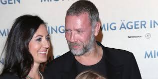 Nu berättar dottern sanna lundell för första gången om känslorna inför pappans nya relation, i sin egen podcast. Mikael Persbrandt Aterforenad Med Sanna Lundell Stoppa Pressarna Kandisar Kandisnytt Hant Extra Se Hor Noje