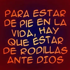 Para Estar De Pie En La Vida De Rodillas Ante Dios Frases Sabias Frases Espirituales