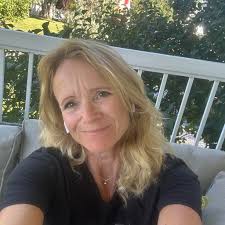 Does anyone know where you can learn to play pickle ball here in the hat?