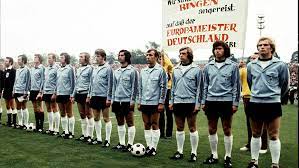 Um fußball ging es im vorfeld der partie deutschland gegen ungarn kaum. 1972 Die Jahrhundertelf Em Geschichte Europameisterschaften Turniere Die Mannschaft Manner Nationalmannschaften Mannschaften Dfb Deutscher Fussball Bund E V