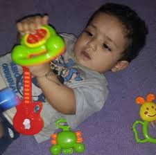 عندما كان الأسد يركض خلفي ليفترسني اوقفته و قلت : انتظر قليلا , , , ألا ترى  جرح قلبي العميق من الحبيب