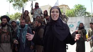 Cnn chief international correspondent clarissa ward donned a hijab while reporting from kabul on monday morning, one day after the taliban took control of the capital of afghanistan. Fk7bd8wuxehn1m