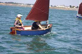 Il est vendu avec le moteur minn kota 55 lbs de poussée. Le Lascar Du Toul Ru Canot Voile Aviron