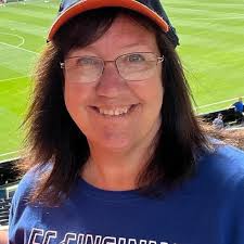 Will a crowded catamaran cruise in Santorini be tolerable?