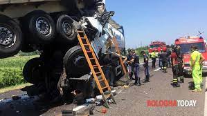 Traffico in tilt in autostrada 07/01/2021. Incidente In A13 Violento Tamponamento Tra Camion C E Un Morto