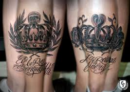 Tatuaje Corona Rey Reina Calavera Laurel Rosa Tattoo Crown King Queen Skull Rose Jpg 1754 1240 Tatuaje Corona Rey Tatuajes Tatuajes De Rey