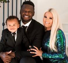 Los angeles lakers big man julius randle popped this question to his girlfriend kendra shaw over the weekend in greece. Nba Player Julius Randle And His Family Bhw