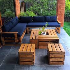 Such A Simple And Yet Creative Working Of The Pallet Couch And Table Furniture S Couch In 2020 Pallet Furniture Outdoor Outdoor Furniture Plans Diy Pallet Furniture