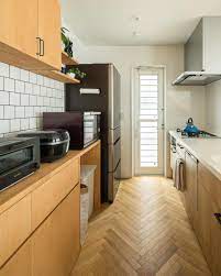 ルポハウス一級建築士事務所さんはinstagramを利用しています ヘリンボーンの床と白タイルの組み合わせがお洒落なキッチン 光があたるとナチュラルにきらめくタイルは キッチンをより明るく魅せてくれます ルポハウスの施工事例をもっと見て