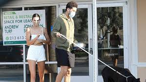 Kendall jenner and nba star devin booker have slowly made their romance more public — see how they celebrated their anniversary. Kendall Jenner Devin Booker Geniessen Den Strand Inmitten Romantischer Spekulationen Hollywood Life Nach Welt