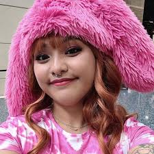 What are some recommendations for female tattoo artists in the area?