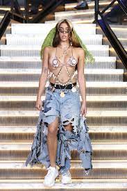 Lourdes leon is a rising american model and a minor celebrity who is well known for being the early life and family of lourdes leon. Madonna S Daughter Lourdes Leon Makes Her Runway Debut In Puka Shell Body Chain Vanity Fair