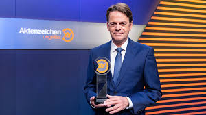 Aktenzeichen xy ungelöst märz 2020 teil i. Horst Seehofer Vergibt Xy Preis 2020 In Der Zdf Sendung Aktenzeichen Xy Ungelost Nachrichtenoberpfalz