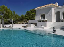 Une Villa Blanche Au Soleil Planete Deco A Homes World Villa Blanche Villa Grandes Maisons