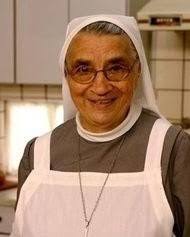 Tapas es una película española de 2005 rodada por los directores josé corbacho y juan cruz. Sor Bernarda Y Sus Dulces Tentaciones Del Convento En Canal Cocina