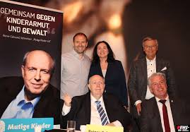 Hier habe ich den kleinen medizinball versteckt, sagt reiner calli calmund und zeigt dabei lächelnd auf seinen. Kinder Sind Unsere Zukunft Mutige Kinder E V Schirmherr Reiner Calmund Setzt Sich Gemeinsam Gegen Kinderarmut Und Gewalt Ein News On Tour De