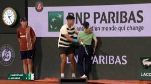 El detallazo de Alcaraz con una juez de línea tras un duro choque de  espaldas