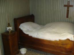 Rennes le chateau l'abbé bérenger saunière secret de son trésor канала fuzee zerk. Le Lit De Francois Berenger Sauniere Bild Von Musee Berenger Sauniere Rennes Le Chateau Tripadvisor