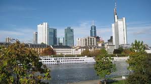 Für sie stehen wir mit exzellenter beratung, digitalem banking & einem umfangreichen produktangebot zur verfügung. Frankfurt Is A City Of Banks And Museums Dw Travel Dw 12 11 2012