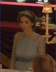 Rose 7th Marchioness Of Cholmondeley Wearing A Large Diamond Floral Tiara During A State Banquet At Bp For Th Bride Hairstyles Royal Jewels Tiaras And Crowns