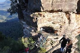 Close to the popular weekend town of katoomba, they are one of the blue mountains' best known sites with visitors coming from all around the world. The Three Sisters 3 Sisters Echo Point Katoomba