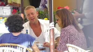 Joana lemos was born on april 24, 1972 in portugal as joana mascarenhas de lemos. Lapo Elkann Paparazzato A Capri Con La Nuova Fiamma Joana Lemos Youtube