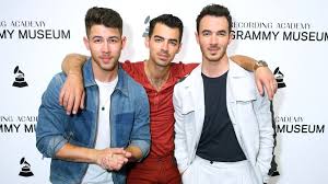 Nick jonas, why so serious? Ganz Offiziell Nick Jonas Wird Neuer Us The Voice Juror Promiflash De