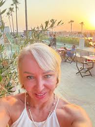 Is it less expensive to take an airport shuttle or a taxi from airport to  hotel in St Thomas?