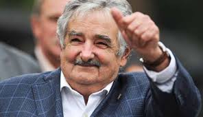 📖 El querido Pepe Mujica se metió en los libros de estudios franceses, a  la par de figuras como Gandhi y Mandela. 🙁 Tristemente algunos de por acá  siguen negando su grandeza #NoSeEsProfetaEnSuTierra