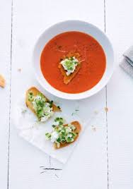 Serviervorschlag Fur Scharfe Tomatensuppe Mit Huttenkase Gurken Crostini Tomaten Suppe Rezepte Kirschtomaten
