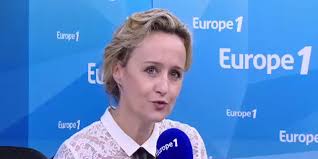 Pas un événement important qui ne soit évoqué, expliqué et analysé ! Caroline Roux Etre Dans Le Fauteuil D Yves Calvi C Est Un Kif