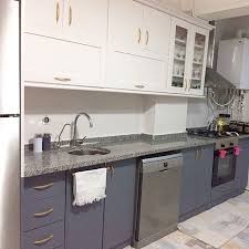 Mutfak dolapları ocağın üstünde olması ve mutfak içerisinde aşırı buhara maruz kalması sebebiyle, zaman içerisinde yıpranan başlıca mutfak mobilyaları arasındadır. Eski Mutfak Dolabi Boyama Teknikleri Hangi Boya Ile Boyanir Yenileme Fikirleri