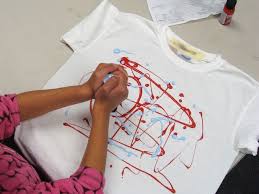 T Shirt Bemalen Diy Anleitung Und 45 Coole Beispiele In 2020 Shirts Bemalen T Shirt Bemalen Klamotten Designen