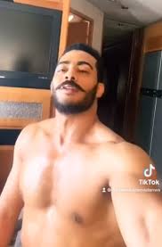 عاريا في تجمع للناس أو رأى الناس ينظرون إلى عورته فهذا يدل على فضيحة. Ø§Ù„Ù…ØµØ±ÙŠ Ù…Ø­Ù…Ø¯ Ø±Ù…Ø¶Ø§Ù† ÙŠØ¸Ù‡Ø± Ø¹Ø§Ø±ÙŠØ§ ÙˆÙŠØ«ÙŠØ± Ø§Ù„Ø§Ù†ØªÙ‚Ø§Ø¯ Ù…ÙˆÙ‚Ø¹ Ø¹Ø±Ø¨ÙŠ Ø£Ù…Ø±ÙŠÙƒÙŠ