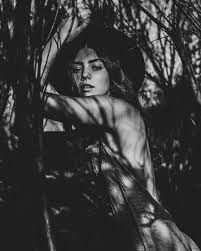 Artistic Black And White Woman Portrait Photography Pin By Shiva Sh On Sacre Bleu Black And White Pictures Black White Art Art Photography Portrait