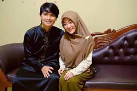 Muhammad alvin faiz's birth sign is aquarius & peoples under aquarius likes fun with friends, helping others, fighting for causes, intellectual conversation, a good listener & dislikes limitations. Jarang Terekspos Larissa Istri Cantik Alvin Faiz Tengah Hamil Kapanlagi Com