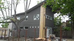 With hardiboard the outside corners need trim. James Hardie Dark Grey Panels To Create A Modern Design For A New Custom House Exterior Siding Options Siding Options Architecture