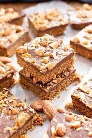 4 Ingredient No Bake Paleo Chocolate Almond Bars V Gf This Paleo No Bake Chocolate Almond Bars Recipe Is So Easy With Paleo Chocolate Baking Square Recipes