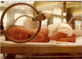 Masalah ini terbilang umum untuk terjadi biasanya disebabkan oleh kadar bilirubin yang tinggi, yaitu pigmen kuning yang diproduksi selama kerusakan normal pada sel darah merah. 7 Cara Mengatasi Bayi Kuning Yang Perlu Mama Ketahui Popmama Com