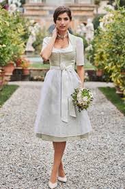 Alle gäste achten besonders auf das brautkleid. Trachtenhochzeit Hochzeitsdirndl Brautigam Wimmer Schneidert