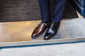 Des derbies en cuir confortables à porter au quotidien, des richelieu très chics parfaits en chaussures de cérémonie. Comment Bien Choisir Une Paire De Chaussures De Mariage Pour Homme
