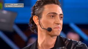 L'incubo dell'incidente mortale che è stato causato dal cantante lo scorso novembre continua a influire in maniera negativa sul presente personale e professionale del cantante, il quale dovrà presentarsi di nuovo nell'aula del tribunale per rispondere. Amici Speciali Michele Bravi Commosso Con Maria De Filippi Sei Stata La Prima Che Mi Ha Chiesto Di Cantare