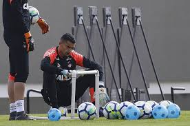 Aderbar melo dos santos neto (born 17 march 1990), commonly known as santos, is a brazilian footballer who plays as a goalkeeper for athletico paranaense and the brazil national team. Goleiro Santos Do Atletico Pr E Suspenso Por Caso Do Celular Em Campo