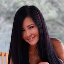 Rời khu cách ly cùng con, Hồng Nhung làm dân tình xuýt xoa trước vẻ trẻ  trung ở tuổi 50