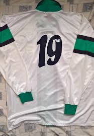 Pölten erscheint er nach wie vor wie ein traum stefan nutz wird zwei weitere jahre im trikot der sv ried einlaufen. Sv Ried Home Fussball Trikots 1997 1998 Sponsored By Sparkasse Bank