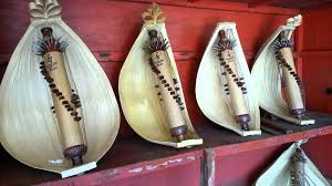 Alat musik tradisional arumba terbuat dari bambu pilihan seperti awi temen, tali dan wulung (bambu hitam). 20 Contoh Alat Musik Petik Tradisional Dan Modern Beserta Gambarnya