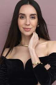 Amanda Bate's Instagram, Twitter & Facebook