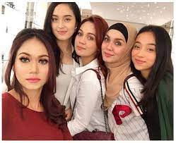 Nelydia senrose practice nak jadi mak depan suami&kawan nelydia senrose sakat dah 'malam pertama'. Mari Berkenalan Dengan Keluarga Senrose Mana Tumpahnya Kuah Kalau Bukan Ke Nasi Patutlah Semua Cantik Cantik Twins